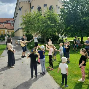 Biblická cesta farskou záhradou