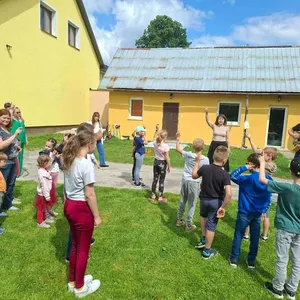 Biblická cesta farskou záhradou