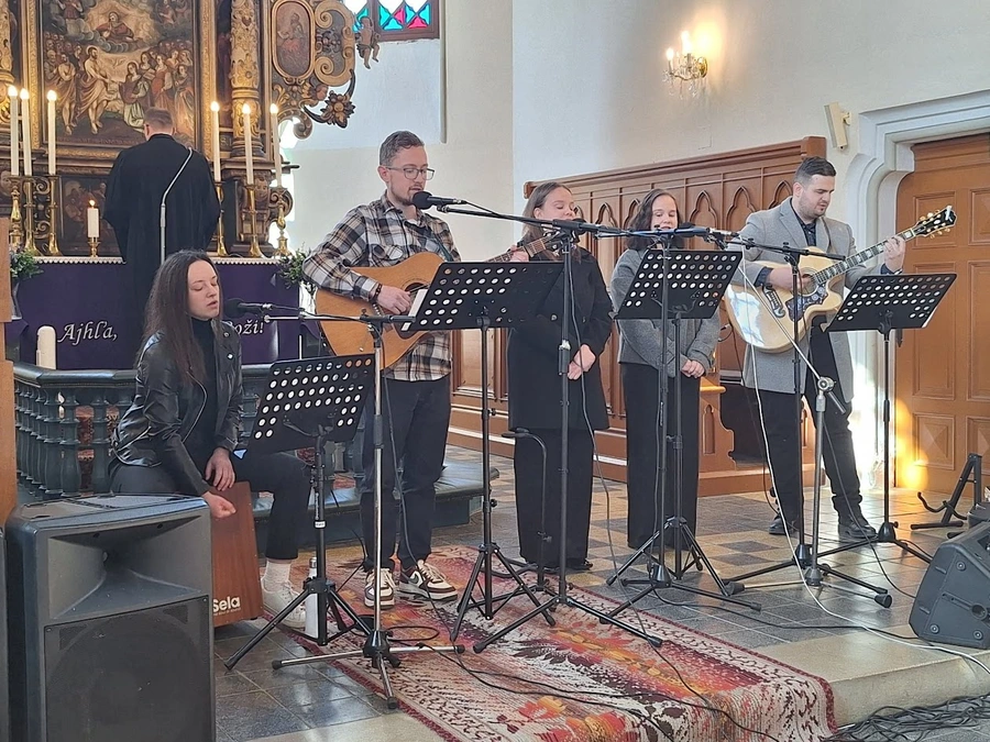 Z mládežníckych služieb Božích